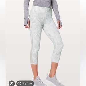 Lululemon Athletica train crops 7/8 pant - White Pattern